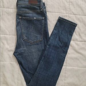 Abercrombie & Fitch High Rise Distressed Jeans 26